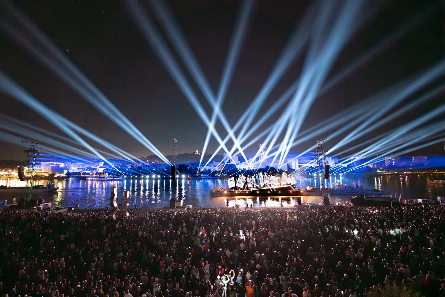 Elation Proteus bridge huge distances at Linzer Klangwolke in Austria