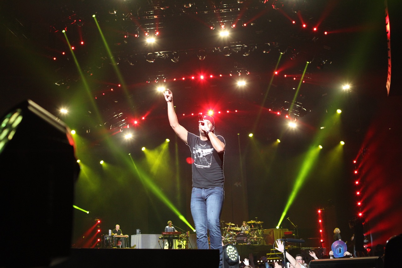 Over 200 Elation Fixtures for Luke Bryan “Huntin’, Fishin’ and Lovin’ Every Day” TourGallery Image a67g0501 