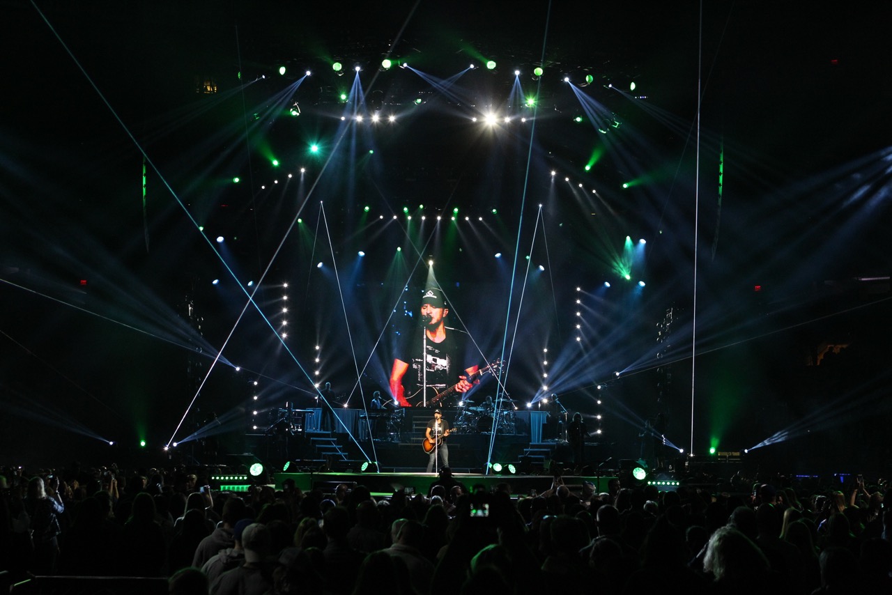 Over 200 Elation Fixtures for Luke Bryan “Huntin’, Fishin’ and Lovin’ Every Day” TourGallery Image a67g0842 