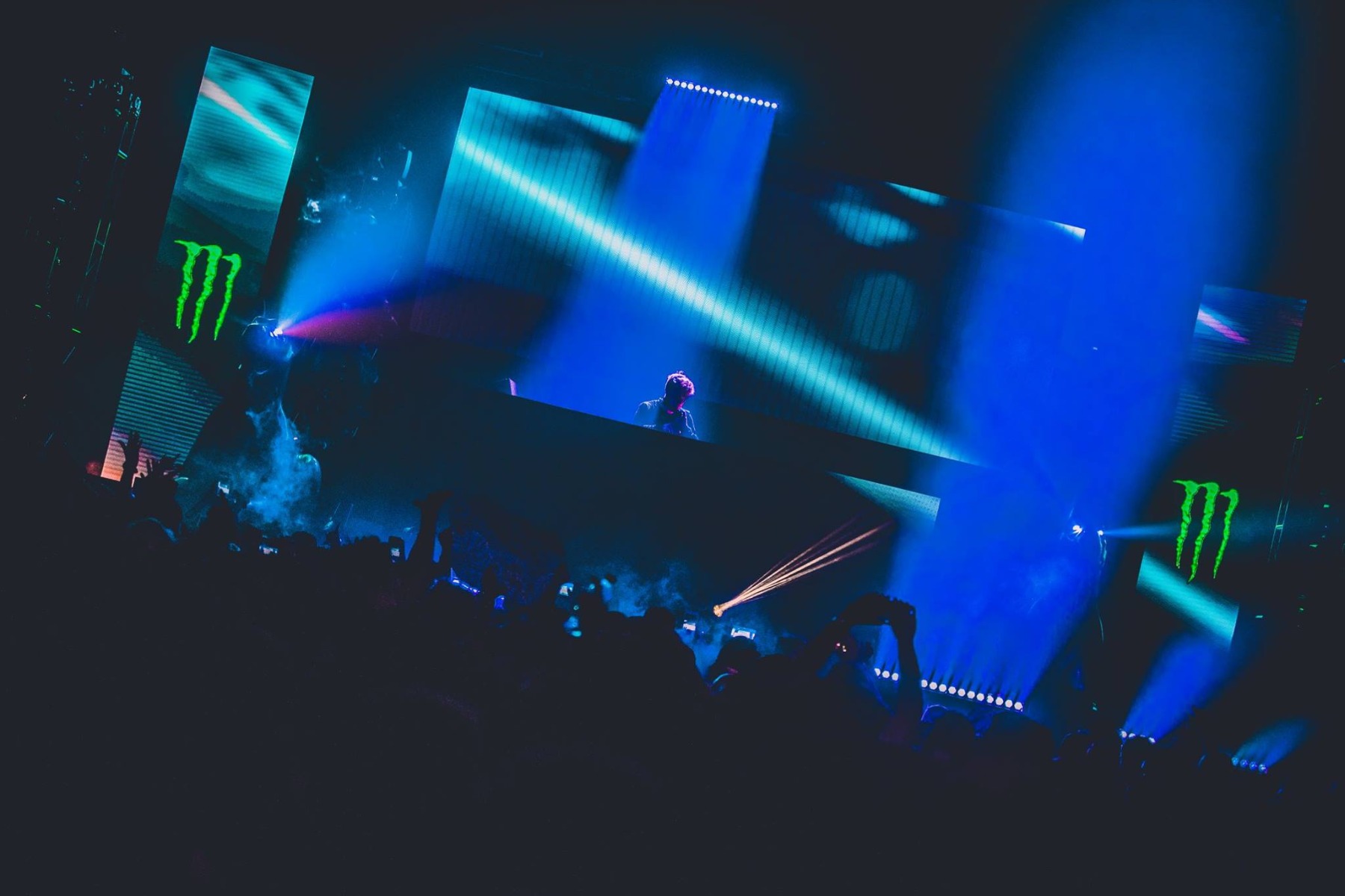 DARTZ™, Paladin™, Chorus Line™ Light Monster Energy Outbreak Tour with DJ KayzoGallery Image kayzo 5 