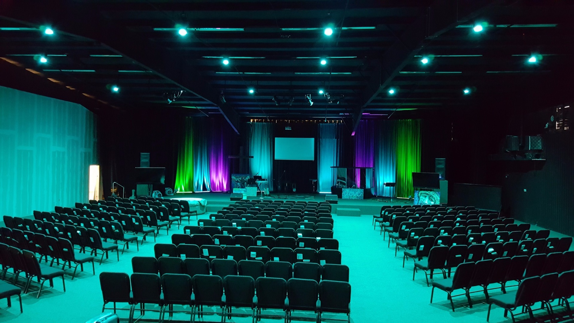 Oklahoma’s Vintage Church Upgrades Lighting with Elation Colour Pendant™Gallery Image vintage church 2 