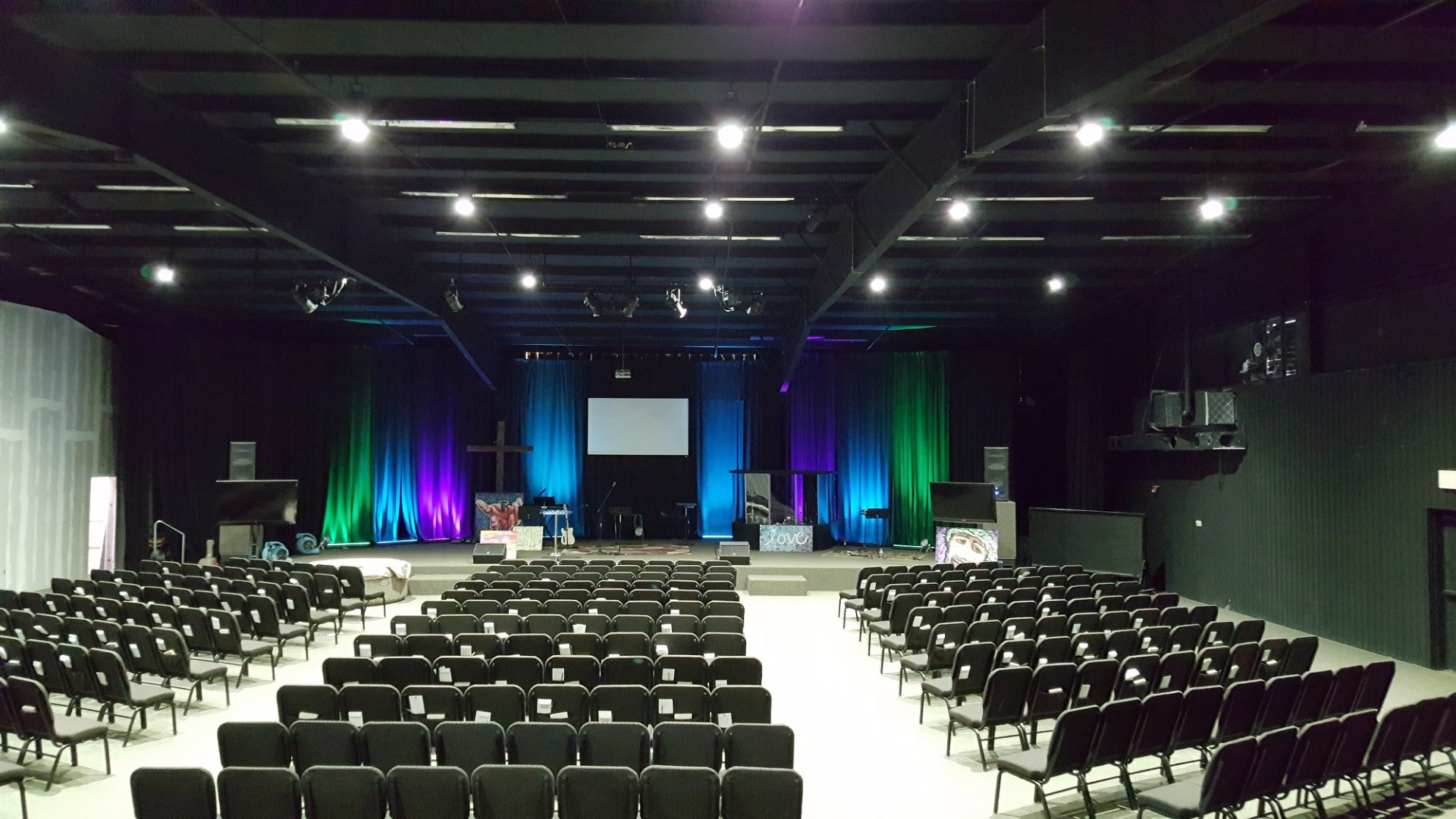 Oklahoma’s Vintage Church Upgrades Lighting with Elation Colour Pendant™Gallery Image vintage church 3 